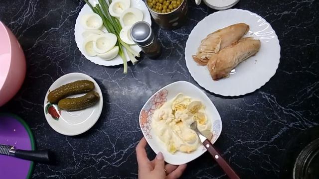 Салат с курицей и зеленым горошком пошаговый рецепт