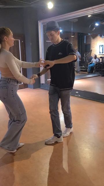 Salsa Partnerwork 24.11.07 Vadim Supsun & Maria. cambio de asientos with man turn #dance