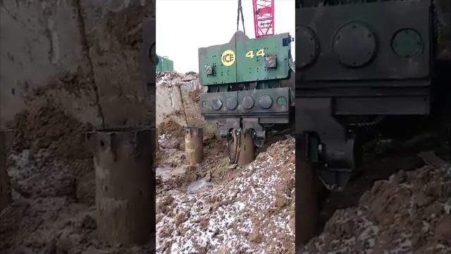 Извлечение трубошпунта крановым вибропогружателем ICE 44. АРЕНДА СПЕЦТЕХНИКИ тел. +7 (985) 185-77-77