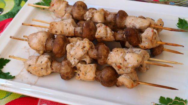 Шашлык из курицы с шампиньонами на шпажках