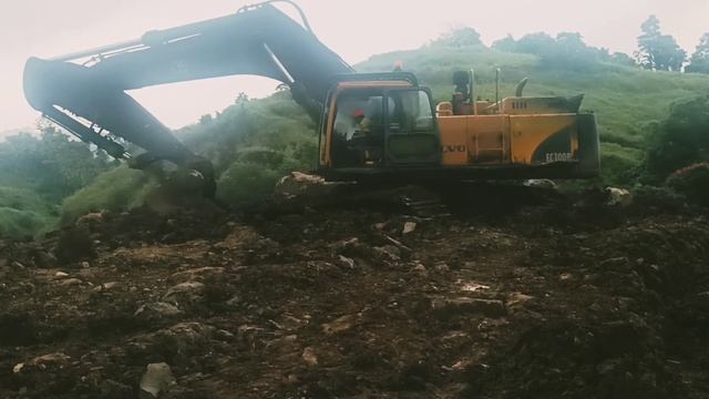 VOLVO EC 700 lepas track, sekalian amblas, pasang trek sambil evakuasi