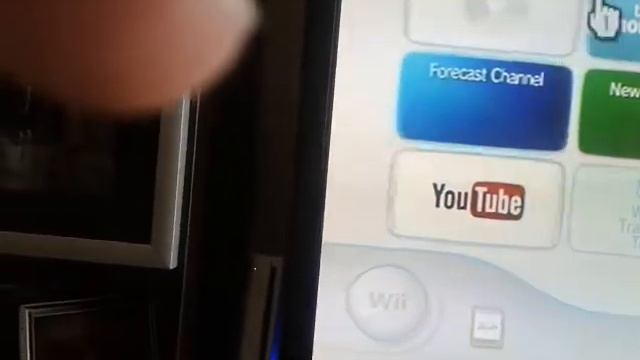 What happens when you put gamecube sized disc on wii (mini dvd)