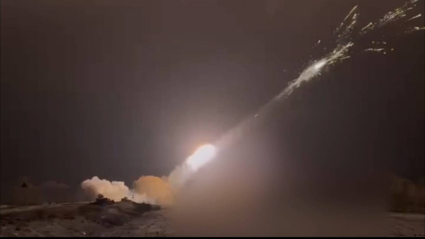 ТОС -1А "Солнцепек"  vs опорник противника. Курская область.