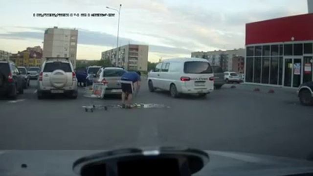 Идиот прокатился на тележке prokatilsya na telejke