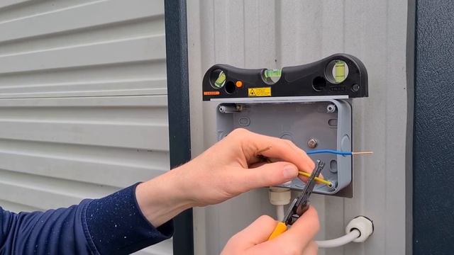 How to install an outdoor socket