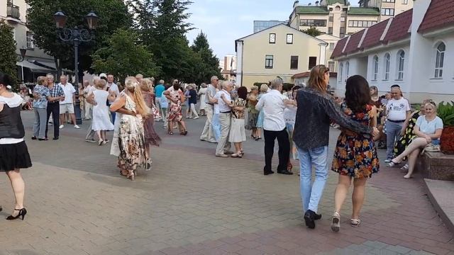 Брест танцует даже в + 33°С..mp4
