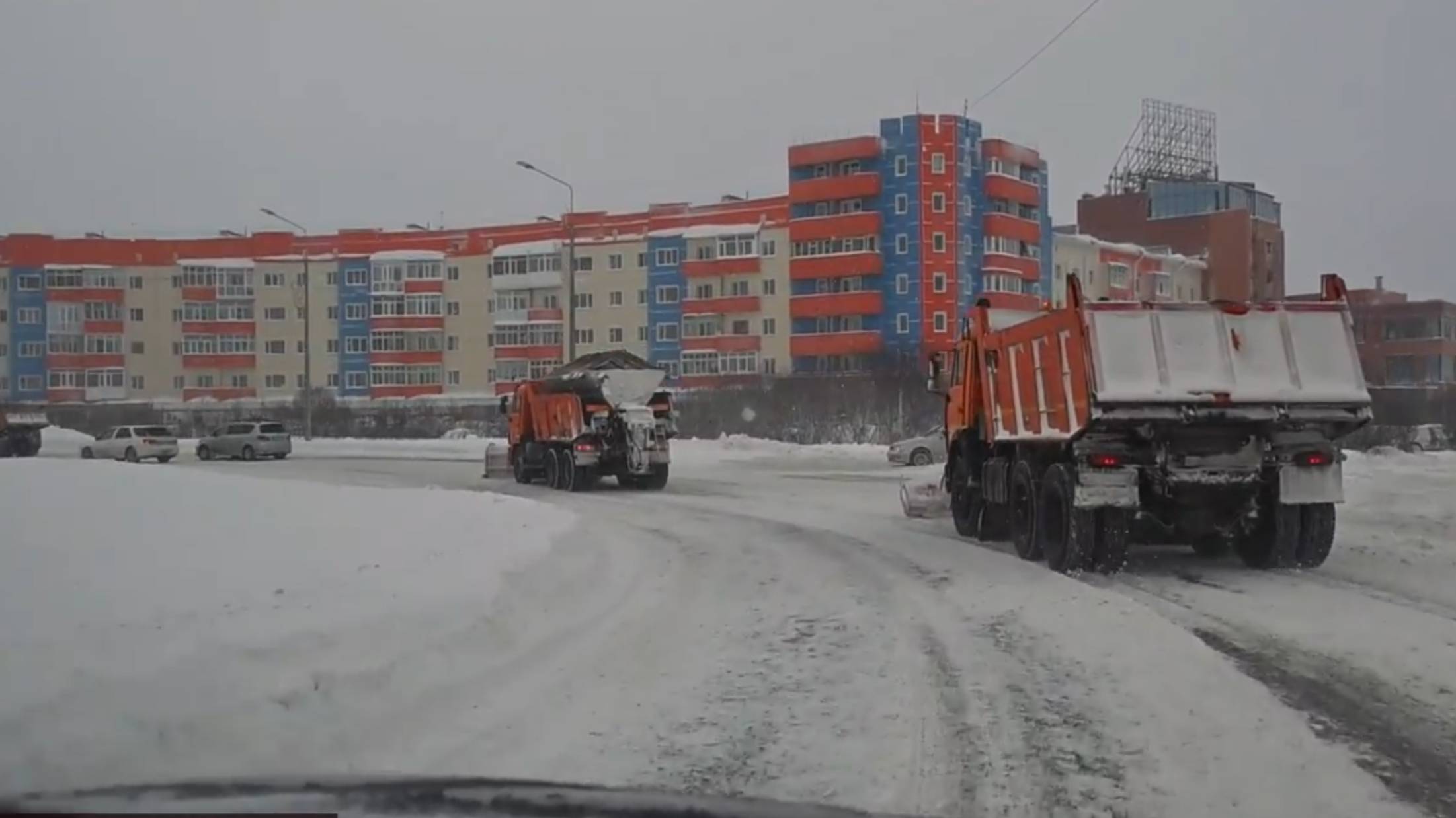 Нарушители ПДД собственными руками очищают Магадан от ледяного плена