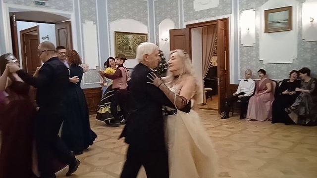VID_20250118_193157 Вальс. Танцуют все!!