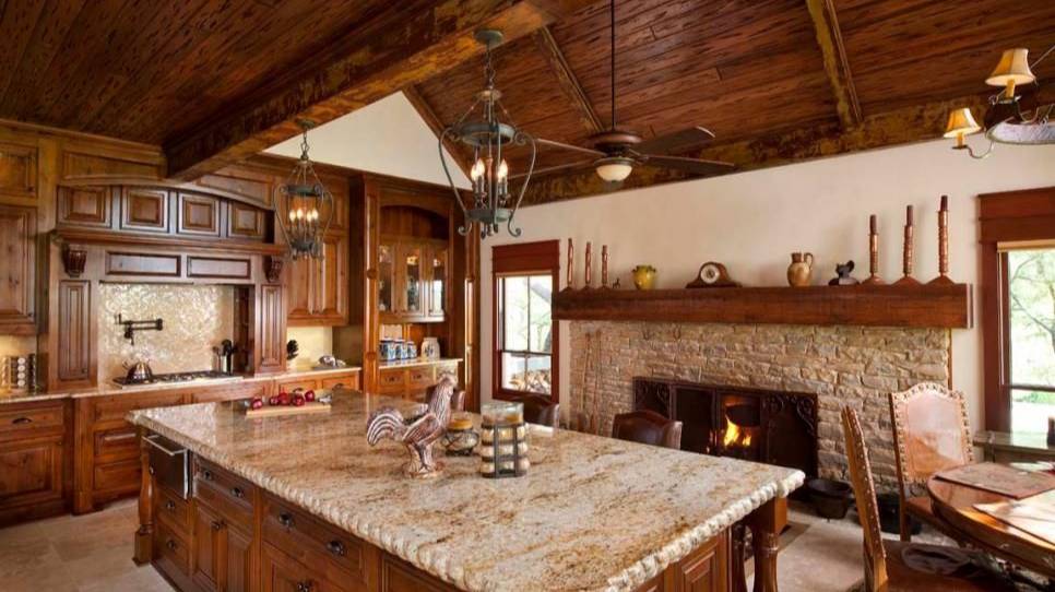 Огромная кухня в стиле рустика - идеи дизайна интерьера со средним бюджетом