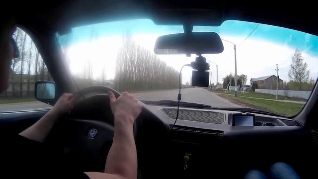Жарим шашлык на двигателе автомобиля BMW E34 во время поездки. Еда разогретая на двигателе машины.
