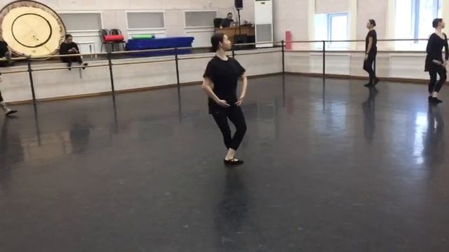 Комбинация-АССАМБЛЕ-ПРЫЖОК КЛАССИЧЕСКОГО ТАНЦА
