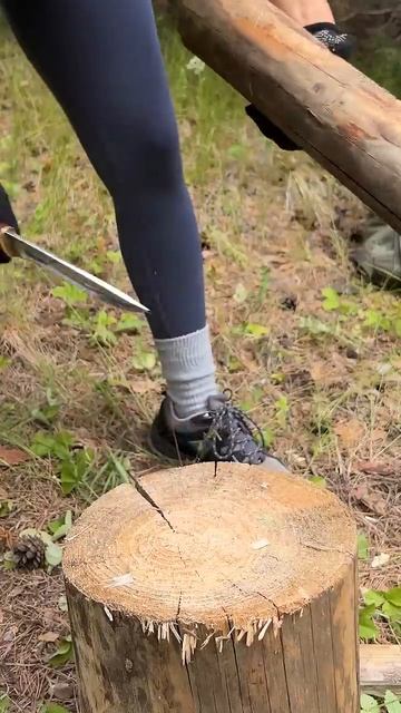 Грация и острота: красотка с ножом 
#КрасотаИСила#KnifeSkills#camping #survival #outdoors