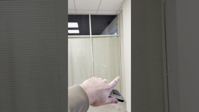 Перегородка из стекла и алюминия с двойным остеклением
