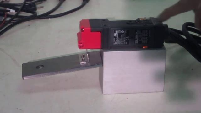 OMRON D4SL-2NDA-DN Small electromagnetic lock safety door switch　動作確認