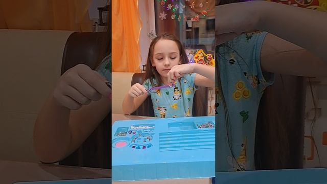 Лера создаёт браслеты