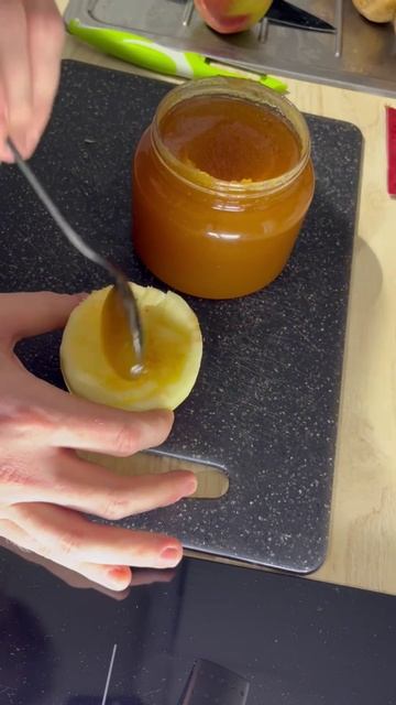 Яблоки с корицей и медом в духовке