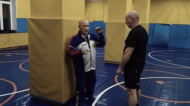 От удара ножом с толчком в стену или захватом за одежды. В.Н.Крючков