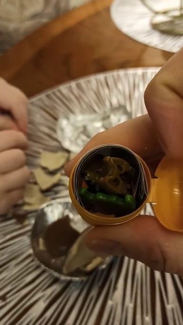 Рубрика "Распаковка Киндер сюрприза". Очередная интрига! Что на этот раз?  #распаковка