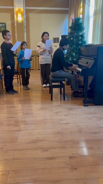 Đại sứ Việt Nam tại Triều Tiên Lê Bá Vinh đệm Piano