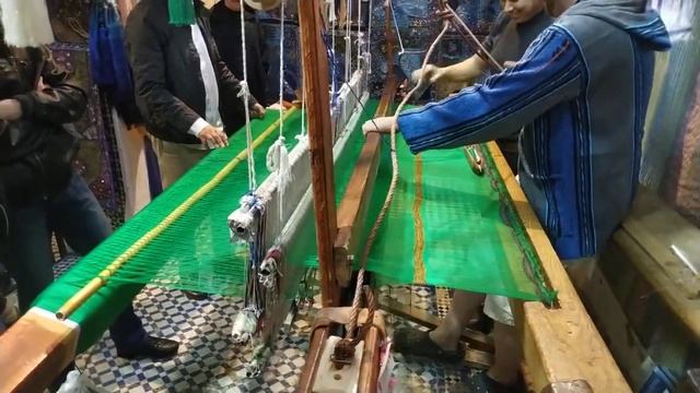 Ткацкий станов и магазин шелковых тканей. Медина. Фес