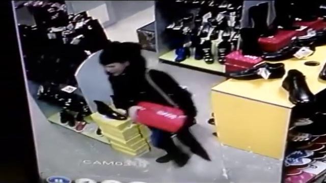 Девушка стащила в магазине Новотроицка сапоги