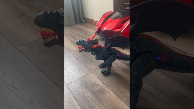 Коржик, Карамелька и Батон играют в игрушки Глеба (три кота)