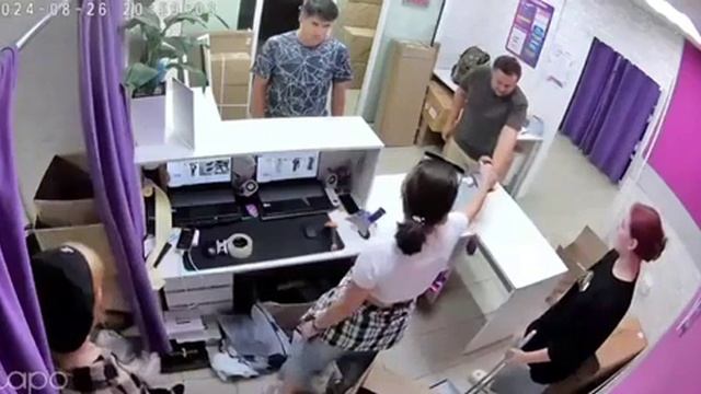 Мужчина с дефектами речи ударил сотрудницу ПВЗ за то, что она его не поняла