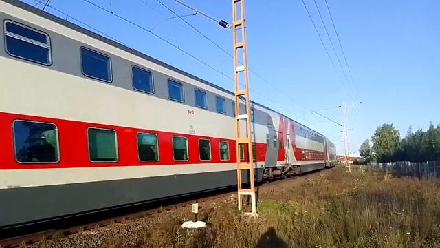 ЭП20-038. Идёт с юга с поездом "Карелия". Петрозаводск. Приветливая бригада.