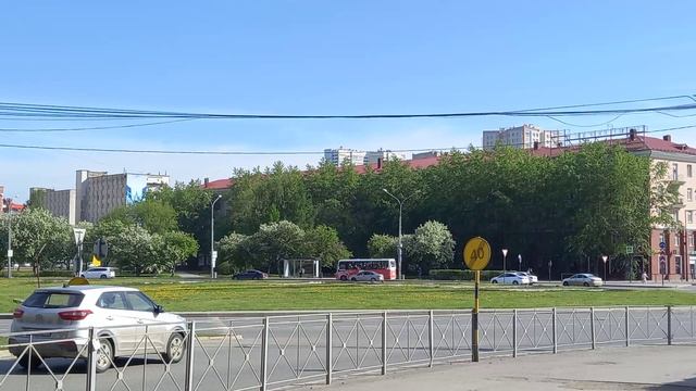Остановка у цветущих яблонь.