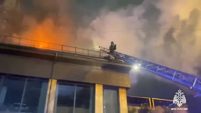В Краснодаре сотрудники МЧС России локализовали пожар в ресторане на улице Зиповской.
