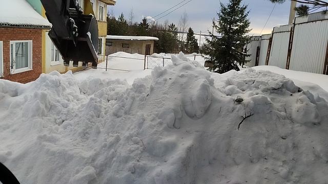 Минипогрузчик экскаватор. Закончил монтаж втулок экскаватора. Смазка. Опробование.