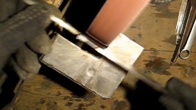 2 Ковка ножа из обоимы подшипника.Придаю форму делаю спуски