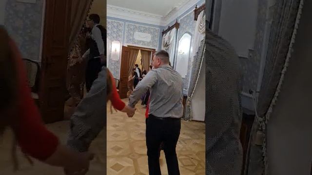 video- ,,Фарандола, Все бегут и я бегу...