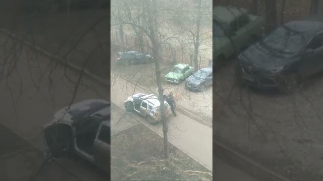 Кривой Рог. Людоловы нелегитимного поймали мужика выгуливающего собаку, вероятность снова увидеть...