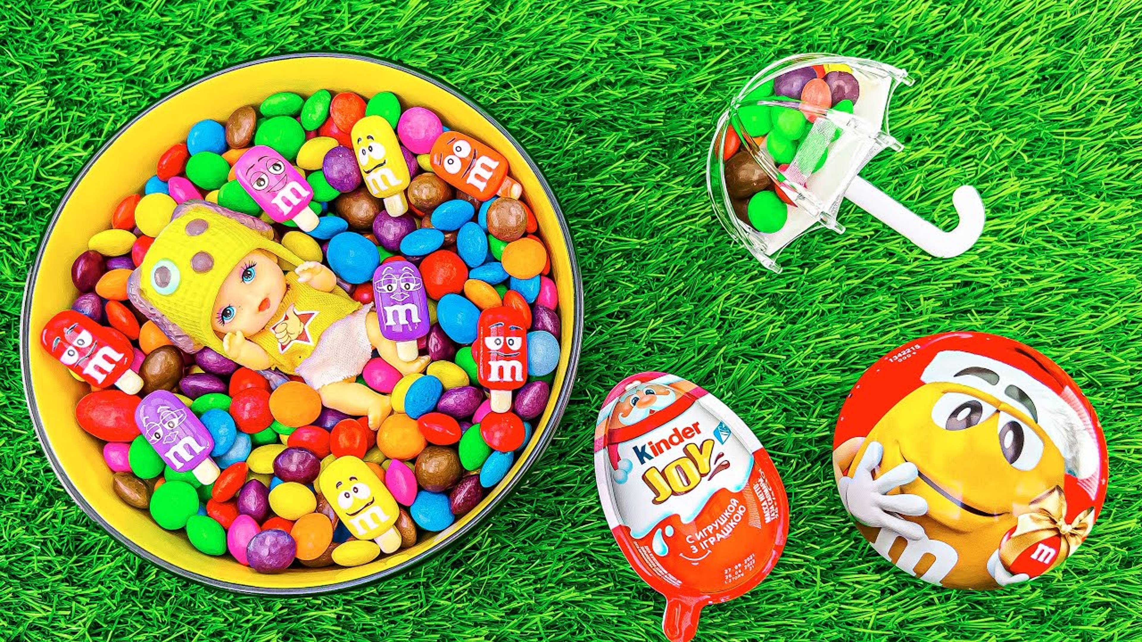 Смешивание конфет Skittles с блестящим яйцом Kinder Surprise в радужном бассейне