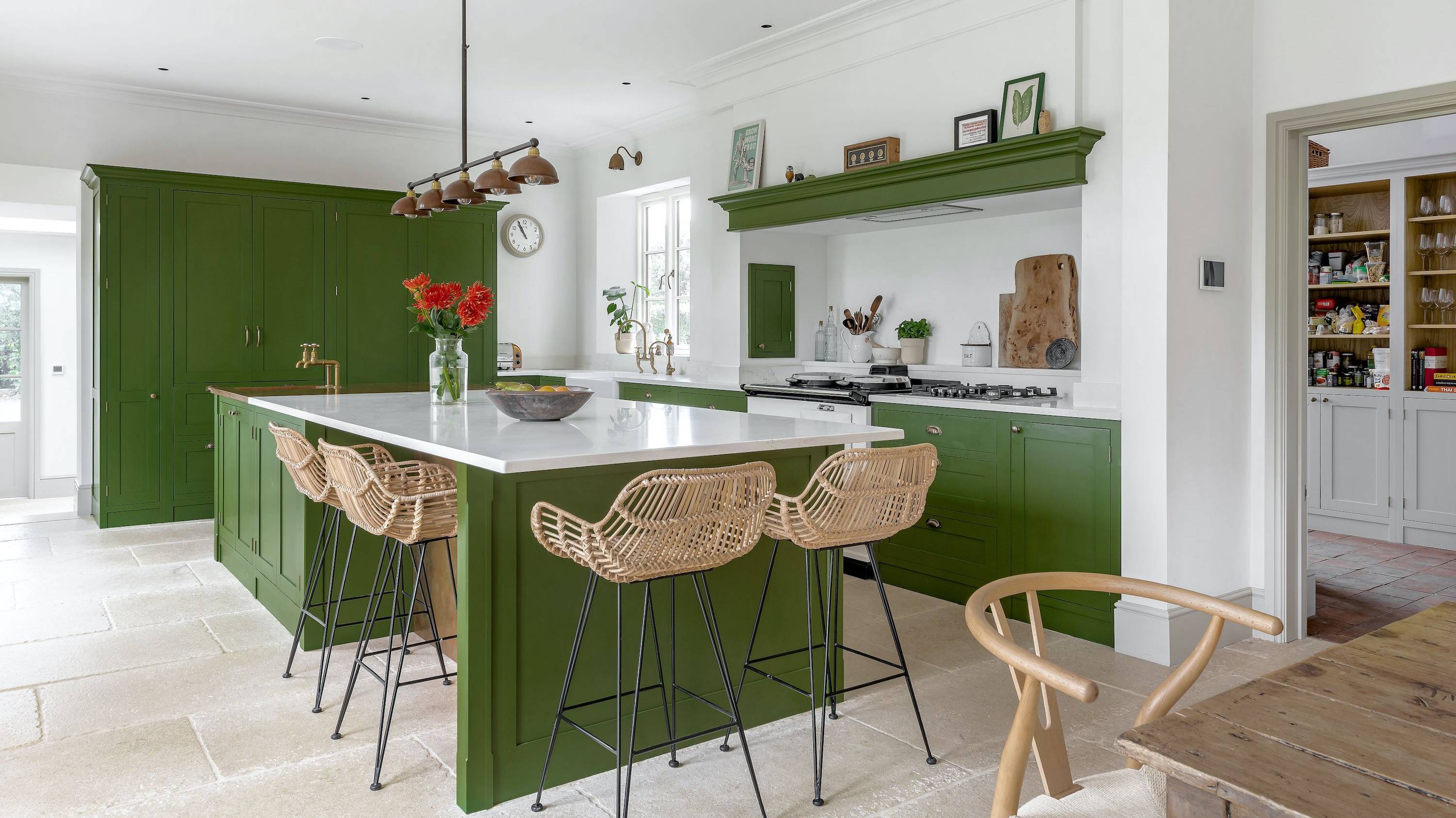 Огромная зеленая кухня - идеи дизайна интерьера с высоким бюджетом
