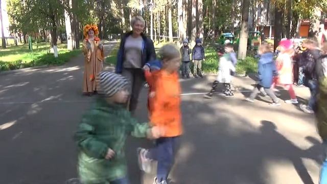 Осенний праздник. Подготовительные группы "Ромашки" и "Медвежата"