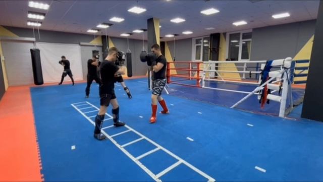 ОТРАБОТКА УДАРОВ НОГАМИ в парах🥊🥊🥊🦵🦵