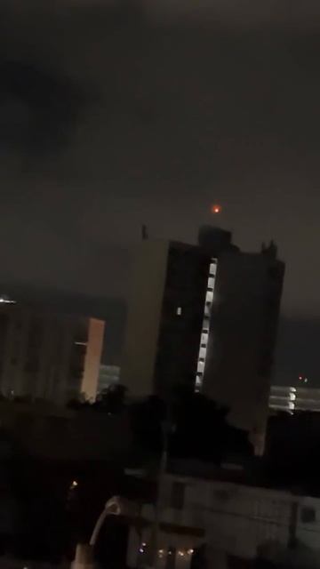 Неизвестный объект завис в небе на Сингапуром.