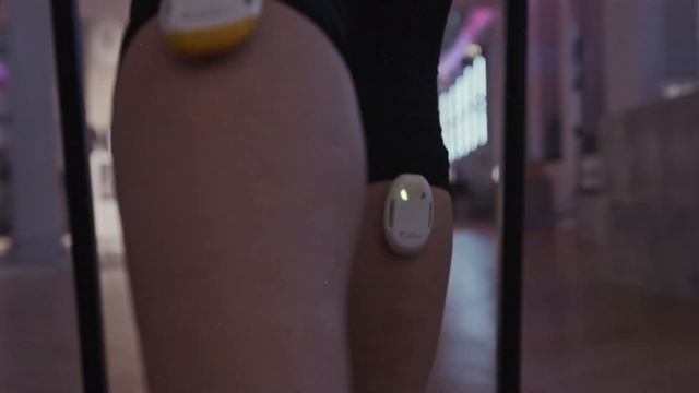 Миографическая система "Callibri Muscle Tracker" на презентации кроссовок Nike.