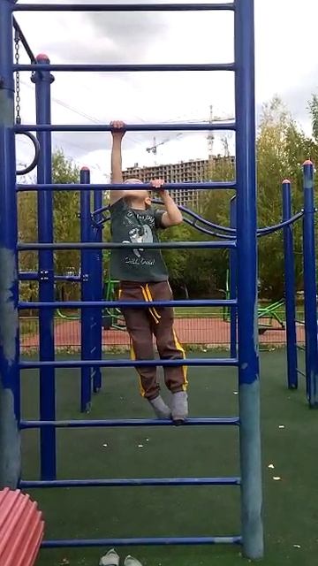 В 5 лет я впервые без ног залез и слез по лесенке только руками))))