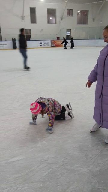 На катке...
#зима#коньки#песни#развлечения#