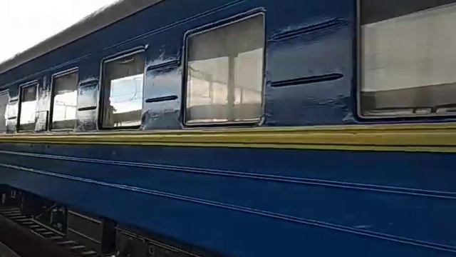 Электровоз ЧС2-575 с пассажирским поездом подаёт на посадку на станцию Харьков-Пассажирский