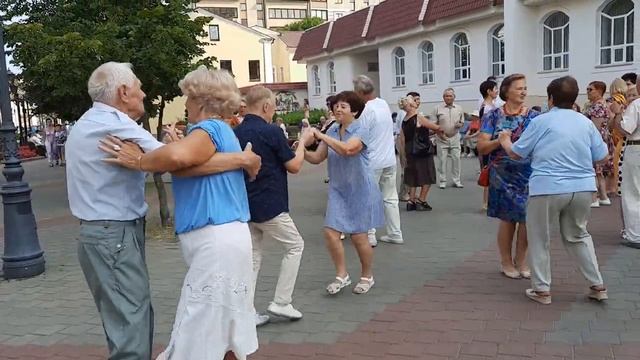 Танцующий Брест. Легко и весело.🥰.mp4