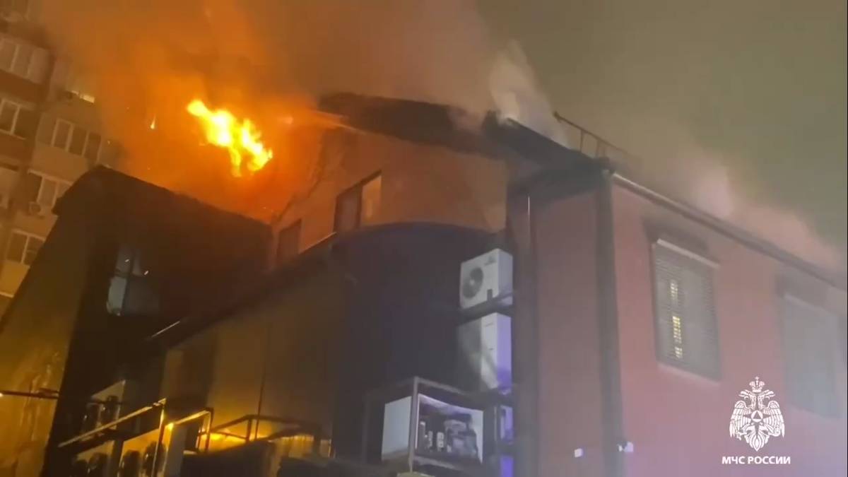 Крыша ресторана загорелась ночью на улице Зиповской в Краснодаре