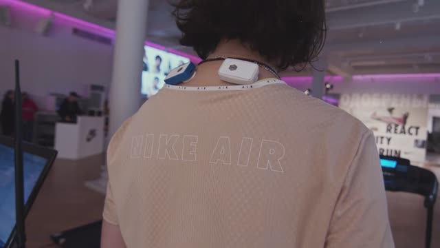 Миографическая система "Callibri Muscle Tracker" на презентации кроссовок Nike.