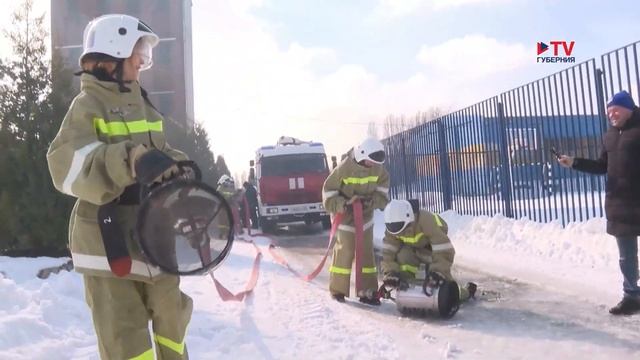 Воронежские журналистки попробовали себя в роли пожарных