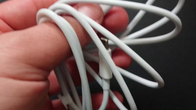 ما اسم سلك الشاحن؟
