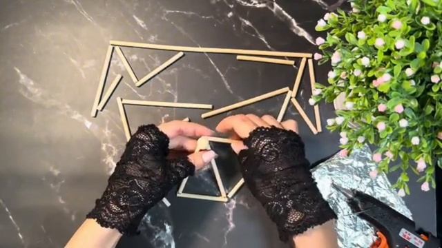 своими руками декор из деревянных палочек . собака на стену. 💖💖💖