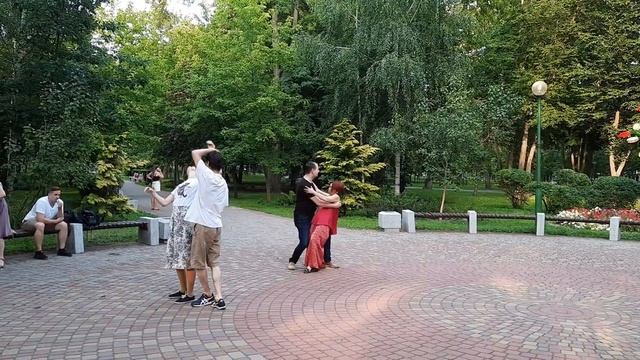 А в Брестском парке молодежь танцует Зук💃🕺.mp4